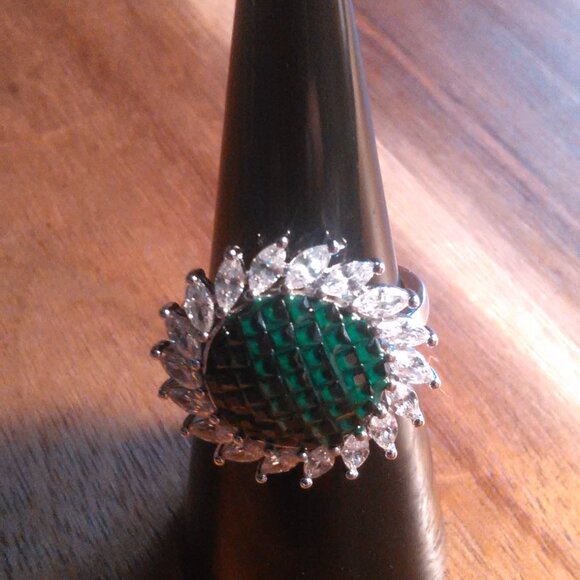 Simulated White and Green Diamond Sunburst Sterling Silver Ring (Size 6) - Picture 2 of 11